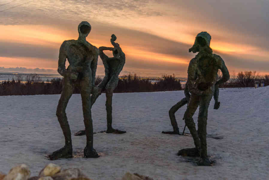 Islandia 023 - Reykjavik - Perlan - Estatuas de Dansleikur o de la Danza.jpg